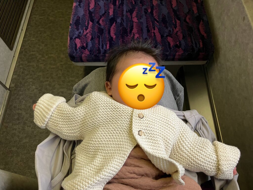 新幹線内の多目的室内で眠る赤ちゃん